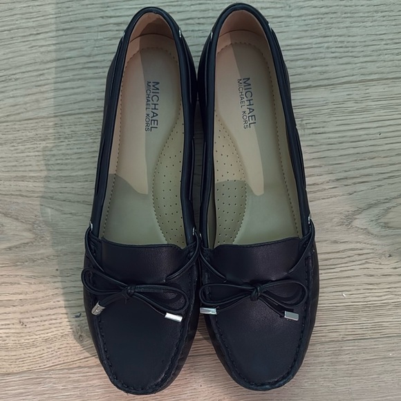 Michael Kors Black Leather Flats with Bow Detail NWOT 7.5 - Picture 2 of 4